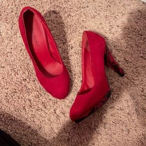 Shoe Dazzle Red/Black Snakeskin Heels